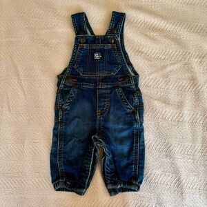 OshKosh B’Gosh adorable overalls for baby (0-3m)